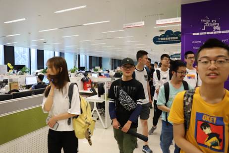 说明: E:\学科竞赛\ACM\ACM管理文档\2019年文件\华为参观新闻\照片\IMG_7011.JPG